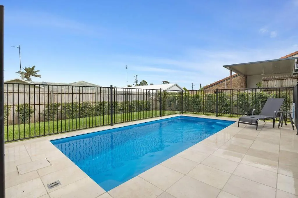 Beach House With Pool, Pets Welcome! Coolum Beach