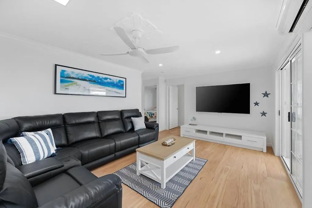 Beach House With Pool, Pets Welcome! Coolum Beach
